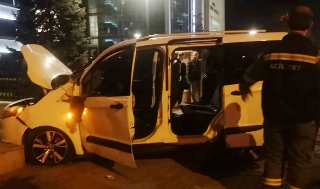 Ehliyetsiz sürücü kontrolden çıkıp üst geçidin ayağına çarptı