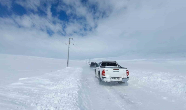 Ekipler çığın düştüğü mahalleye ulaşmaya çalışıyor