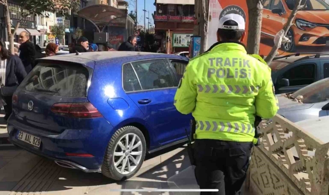 Elazığ'da otomobil duvara çarptı: 2 yaralı