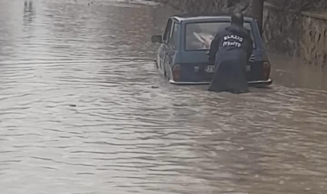 Elazığ'da yoğun yağış sonrası ev ve iş yerlerini su bastı, araçlar mahsur kaldı