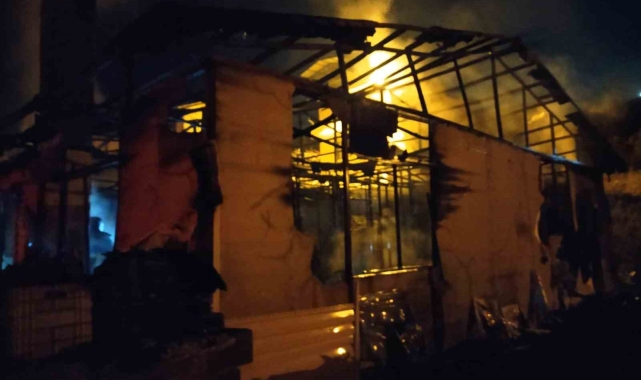 Elektrik kontağında çıkan yangında 3 ev kullanılamaz hale geldi