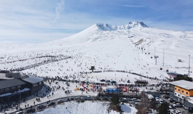 Erciyes'e hafta sonunda ziyaretçi akını: 127 bin kişi ziyaret etti