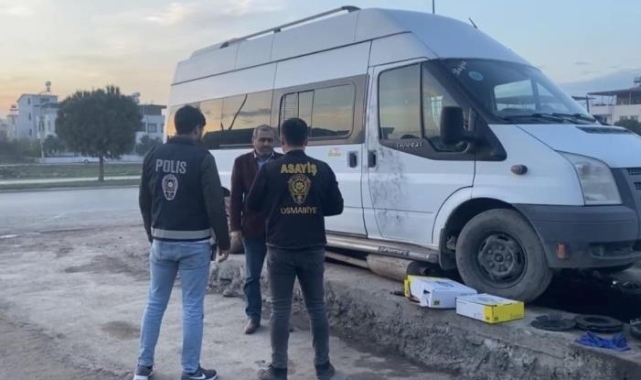 Evi soymaya gelen hırsız, değerli eşya bulamayınca aldığı anahtarla minibüsü çaldı