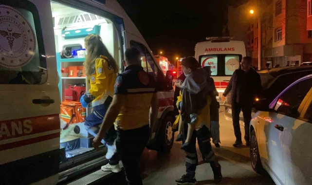 Evin mutfağı alev alev yandı: 2'si çocuk 5 kişi dumandan etkilendi