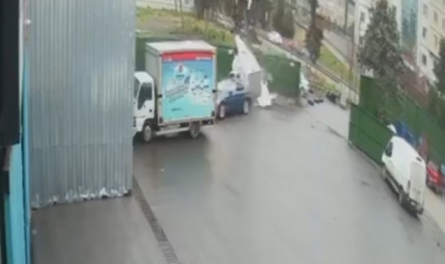 Eyüpsultan'da kontrolden çıkan otomobil güvenlik kulübesine daldı, kaza anı kamerada