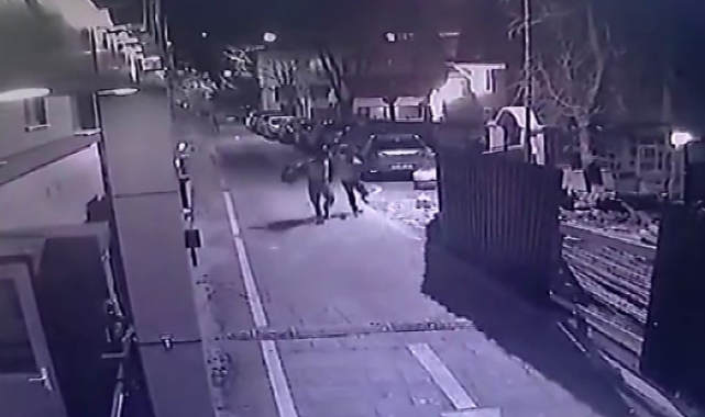 Fatih'te market sahibi kendine döner bıçağı çeken hırsızı copla kovaladı: O anlar kamerada