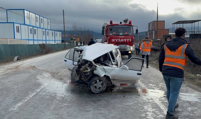 Forklifte çarpan otomobil kağıt gibi ezildi: 4 yaralı