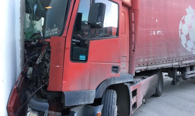 Freni patlayan tır trafo duvarına çarptı, facianın eşiğinden dönüldü