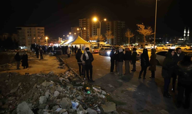 Gaziantep'te depremde hayatını kaybedenler için enkaz alanında Kuran-ı Kerim okutuldu