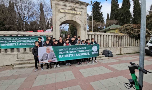 Gaziosmanpaşalı öğrenciler eski Başbakanlardan Necmettin Erbakan'ı kabri başında andı