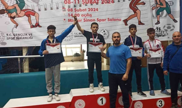 Genç güreşçilerden iki madalya