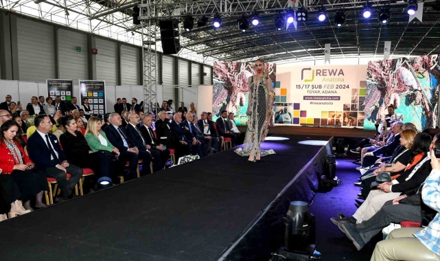 Geri dönüşüm malzemelerinden kıyafet defilesi düzenlediler