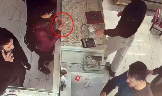 Gittiği kuyumcuda cebindeki sahte bilezikle orijinali değiştirdi