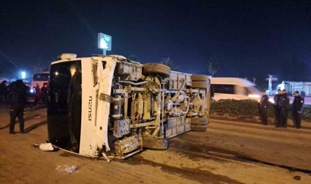 Göreve giden polisleri taşıyan midibüs devrildi, 25 polis hafif şekilde yaralandı