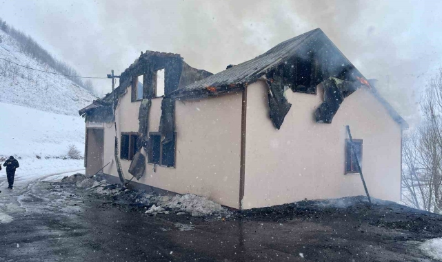 Gümüşhane'de çıkan yangında 2 katlı köy konağı ve muhtarlık küle döndü