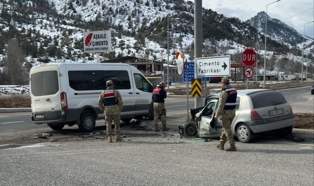 Gümüşhane'de otomobille servis minibüsü çarpıştı: 4 yaralı