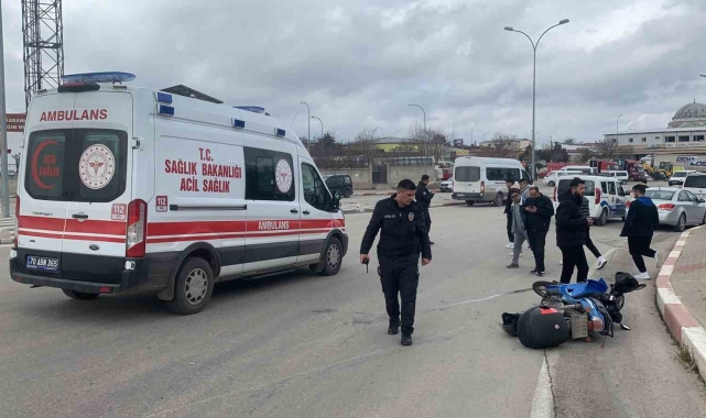 Hafif ticari araçla çarpışan motosikletin sürücüsü yaralandı