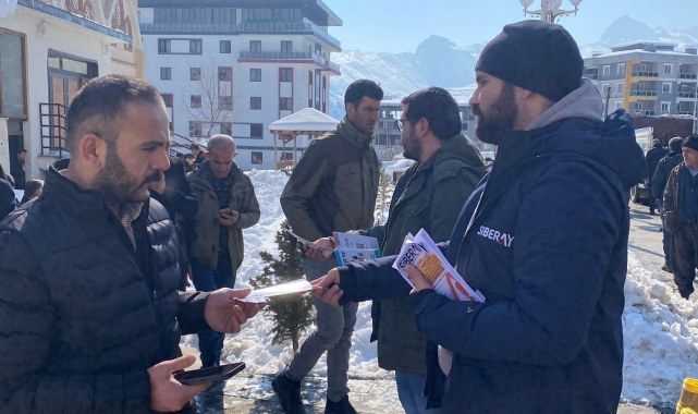 Hakkari polisi 'Siberay' bilgilendirme broşürü dağıttı