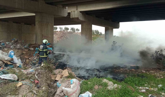 Hassa'da atıl durumdaki araç lastikleri yandı