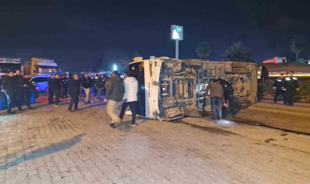 Hatay'da göreve giden polisleri taşıyan midibüs devrildi: 10 yaralı