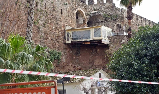 Hayatı felç eden sağanak tarihi surları da yıktı