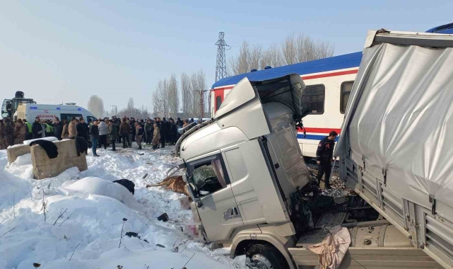 Hayvan yüklü tıra tren çarptı: Ölü ve yaralılar var