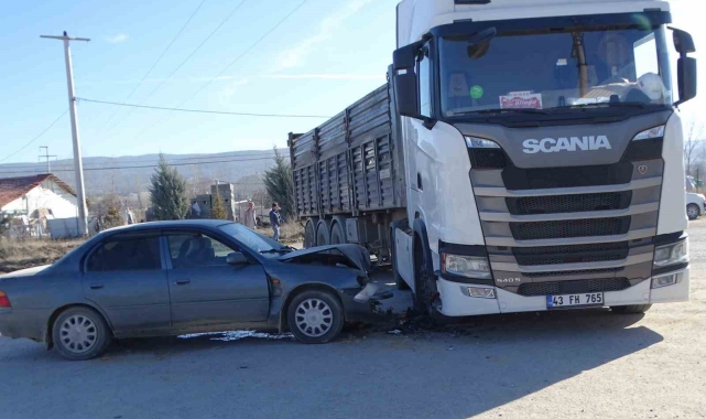 Hisarcık'ta tır ile otomobil çarpıştı: 4 yaralı