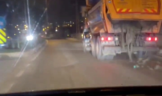 İBB'ye ait hafriyat kamyonun kapağı açık kalınca caddeye düşen taş parçalar tehlike saçtı: O anlar kamerada