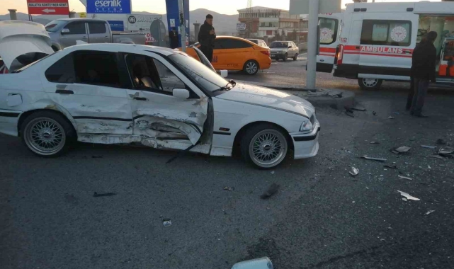 İki aracın karıştığı kazada 1 kişi yaralandı