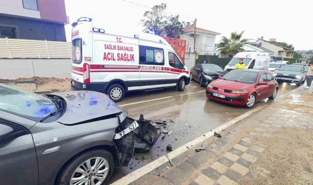 İki otomobil kafa kafaya çarpıştı: 1'i çocuk 4 yaralı