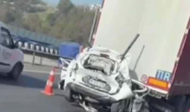 İki tırın arasında kalan araç kağıt gibi ezildi, 1 kişi öldü