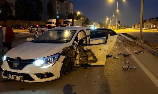İnegöl'de iki otomobil çarpıştı: 4 kişi yaralandı