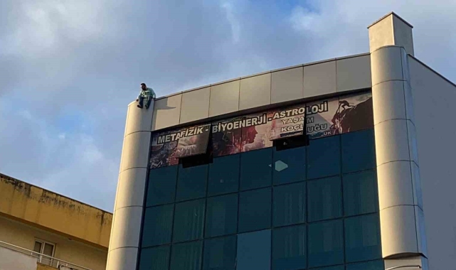 İş merkezinin çatısına çıktı, yürekler ağza geldi