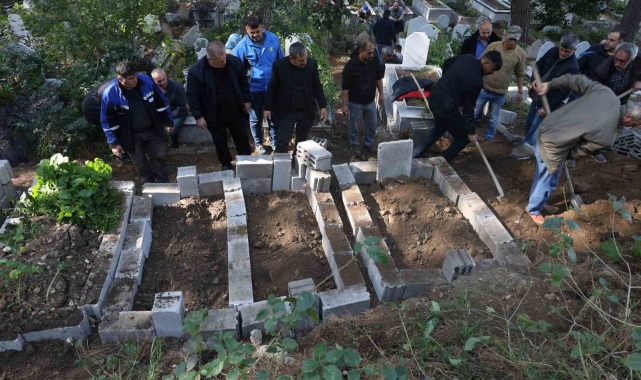 İskenderun'da katledilen anne ve iki çocuğu yan yana toprağa verildi