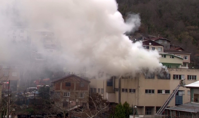 İstanbul Beykoz'da kibrit üretim atölyesinde yangın çıktı. İtfaiye ekiplerinin yangına müdahalesi sürüyor.