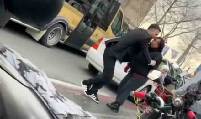 İstanbul'a trafikte "sinyal vermedin" kavgası kamerada: "Senin kemiklerini kırar eline veririm"