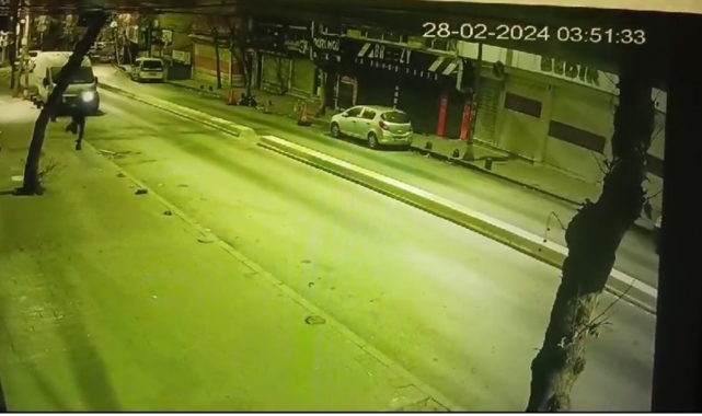 İstanbul'da film gibi olay kamerada: Mekanda içkisini ödettirdi, dışarıda vurulup dövüldü