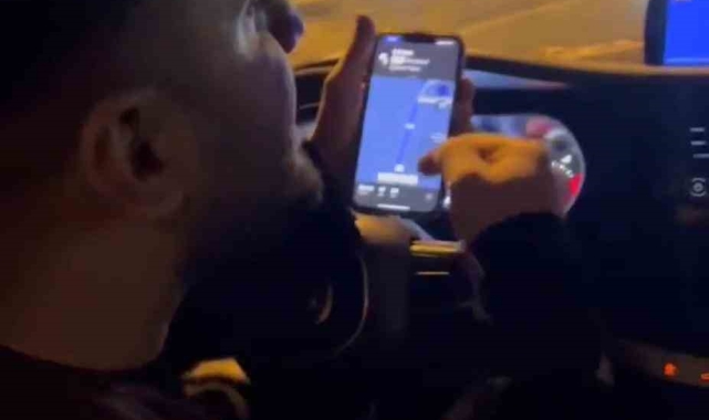 İstanbul'da "taksimetreyi neden açmadın" kavgası kamerada: Müşterileri otoyolda indirmek istedi, kaydı görünce vazgeçti