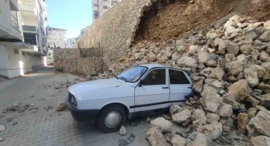 İstinat duvarı otomobillerin üzerine çöktü
