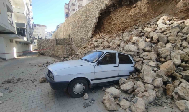 İstinat duvarı otomobillerin üzerine çöktü