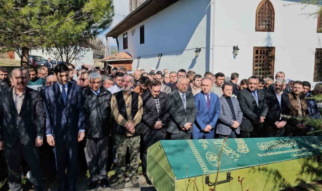 İstinat duvarına çarpan cipte hayatını kaybeden sürücü son yolculuğuna uğurlandı