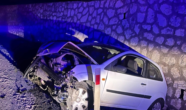 İstinat duvarına çarpan otomobilin sürücüsü yaralandı