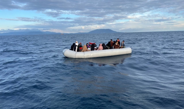 İzmir açıklarında 23'ü çocuk 43 göçmen kurtarıldı