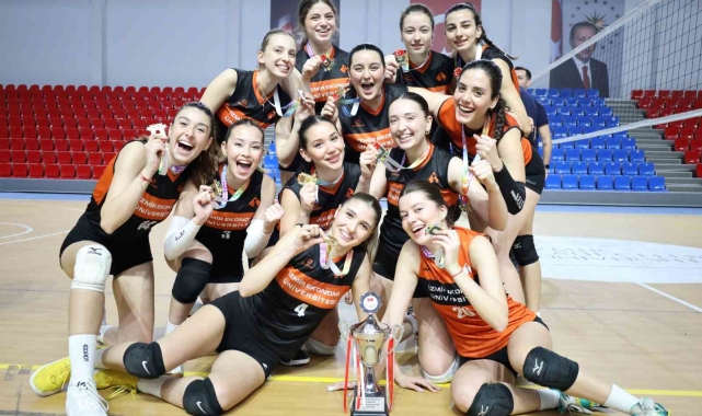İzmir Ekonomi'de 'çifte kupa' coşkusu