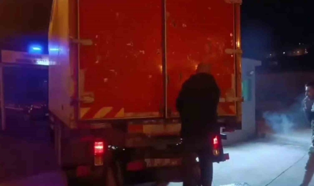 İzmir polisi yüklü miktarda uyuşturucu ele geçirdi