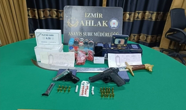 İzmir'de 15 kişi kumar oynarken suçüstü yakalandı