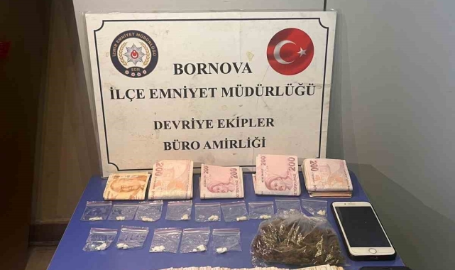 İzmir'de bir aracın teyp bölümünden kokain ve binlerce lira çıktı