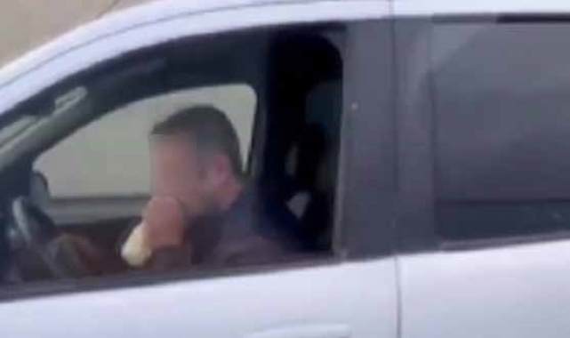 İzmir'de direksiyon başında uçucu madde çeken sürücü yakalandı