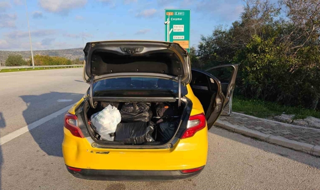 İzmir'de jandarmadan göçmen kaçakçılığı operasyonu: 9 kişi yakalandı