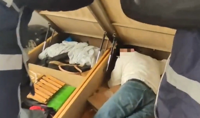 İzmir'de katil yeğen saklandığı yatak odasındaki bazanın içinde yakalandı